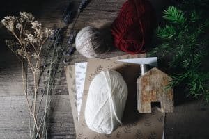 laine naturelle et nichoir en bois - slow fashion