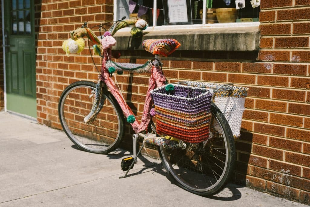 Vélo décoré de tricot coloré