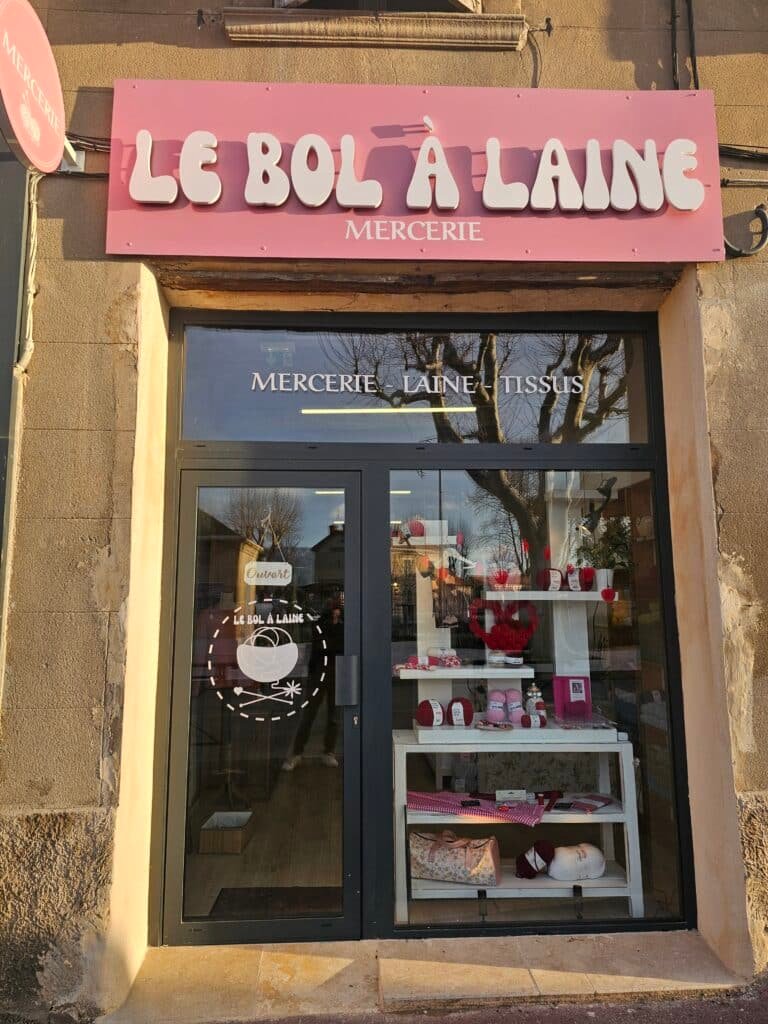 Devanture de la mercerie Le Bol à Laine à Trets